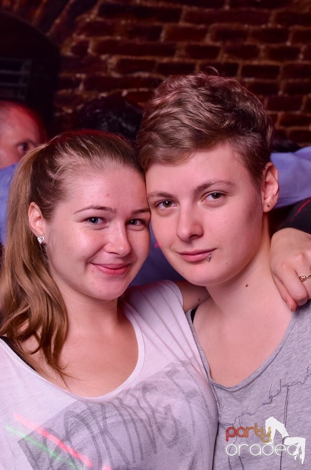 O nouă petrecere în Club Escape, 