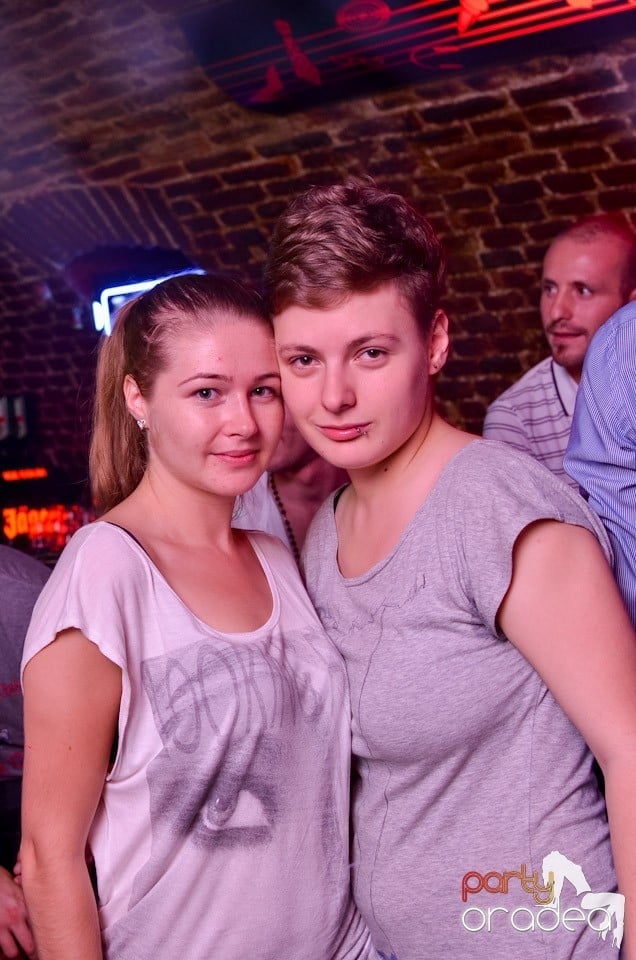 O nouă petrecere în Club Escape, 