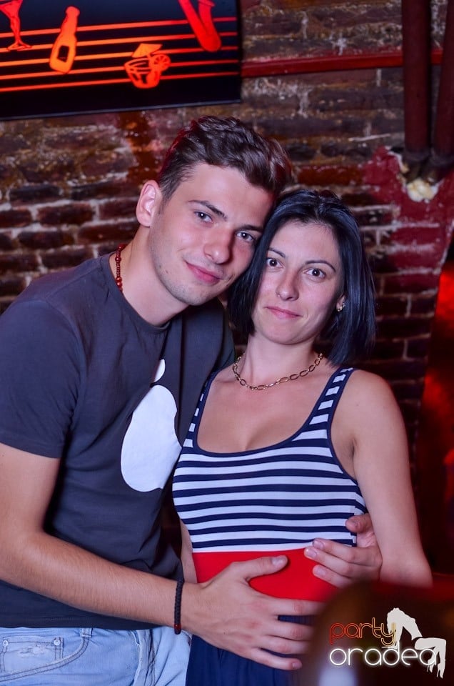 O nouă petrecere în Club Escape, 