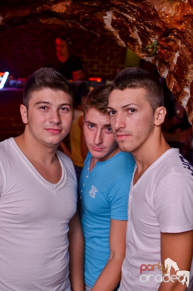 O nouă petrecere în Club Escape, 