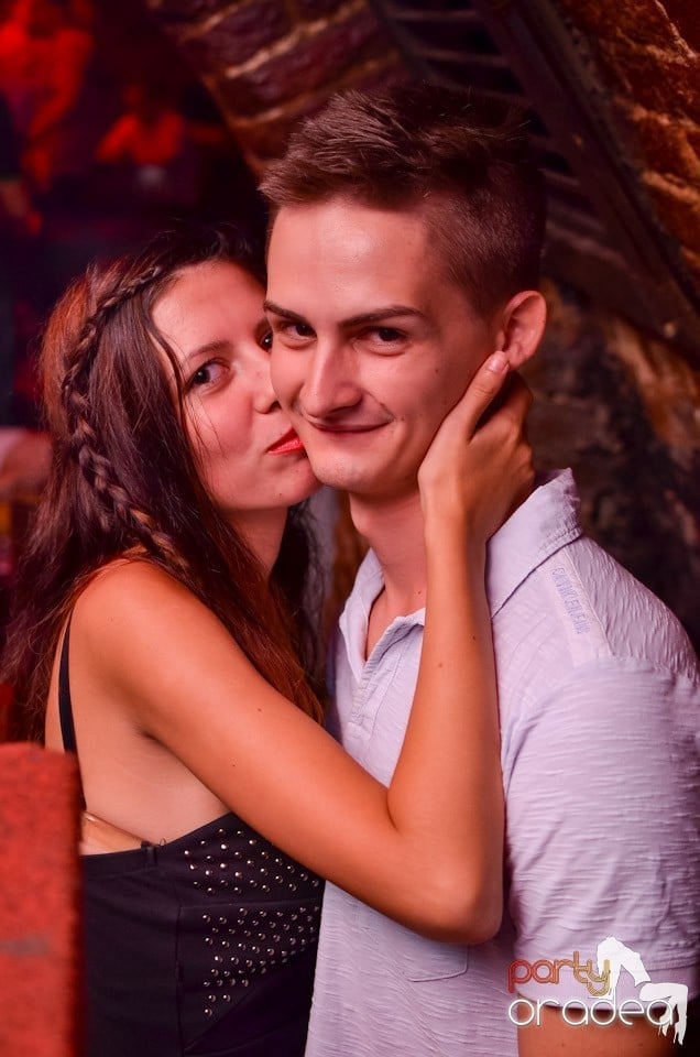 O nouă petrecere în Club Escape, 