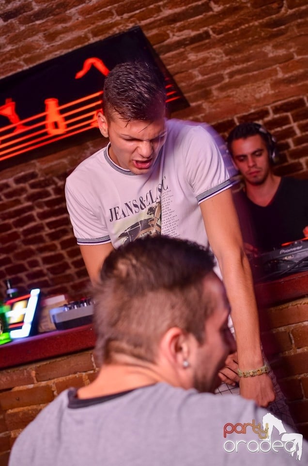 O nouă petrecere în Club Escape, 