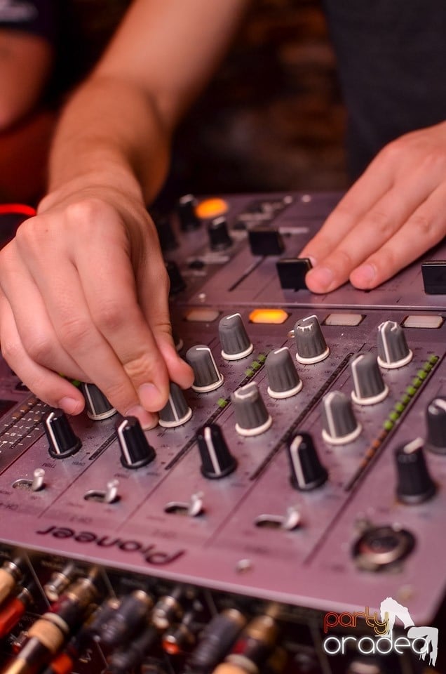 O nouă petrecere în Club Escape, 