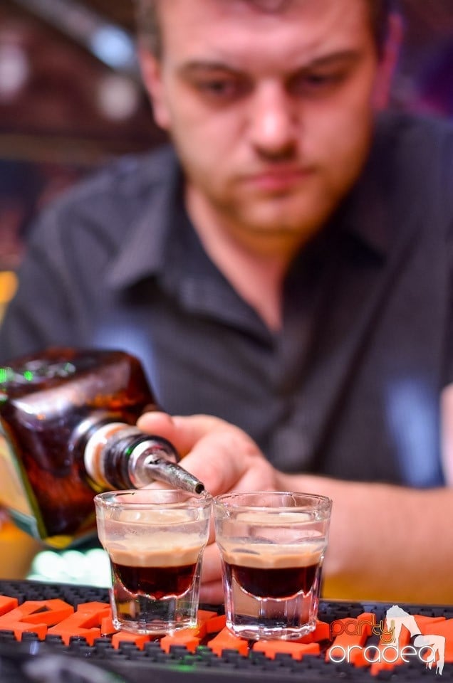 O nouă petrecere în Club Escape, 