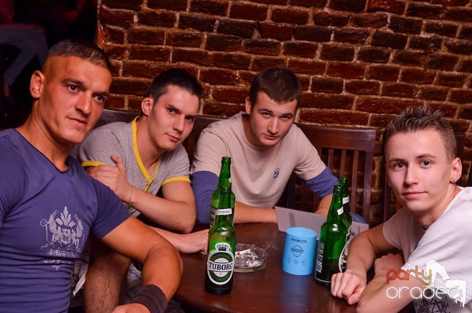 O nouă petrecere în Club Escape, 