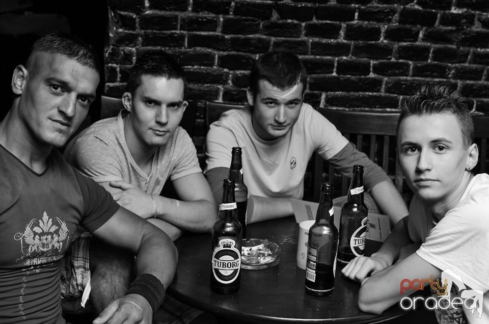 O nouă petrecere în Club Escape, 