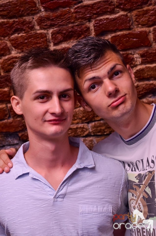 O nouă petrecere în Club Escape, 