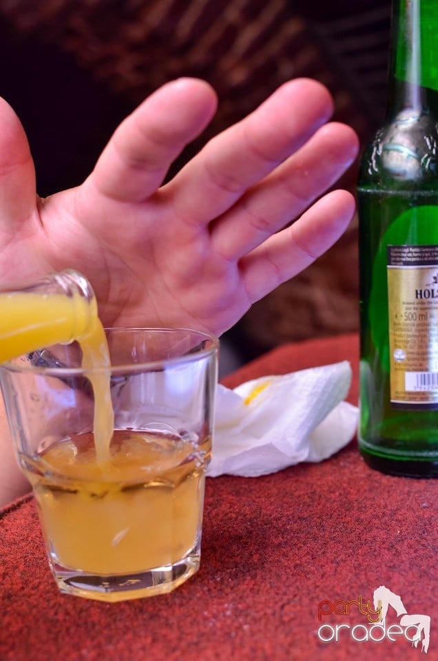 O nouă petrecere în Club Escape, 