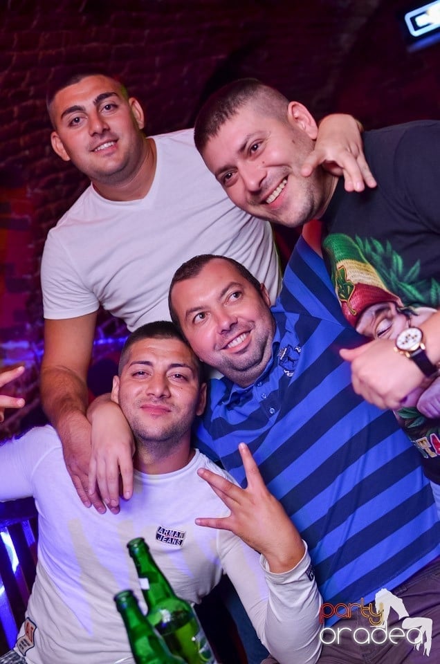 O nouă petrecere în Club Escape, 