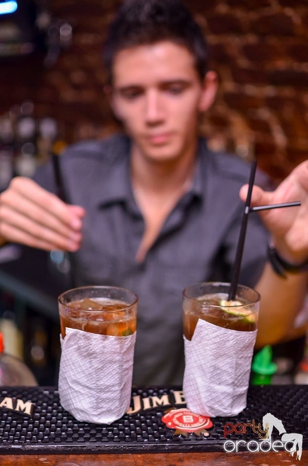 O nouă petrecere în Club Escape, 