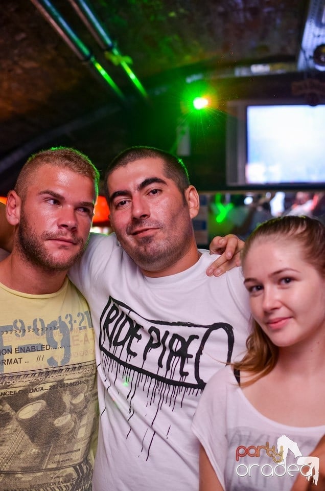 O nouă petrecere în Club Escape, 