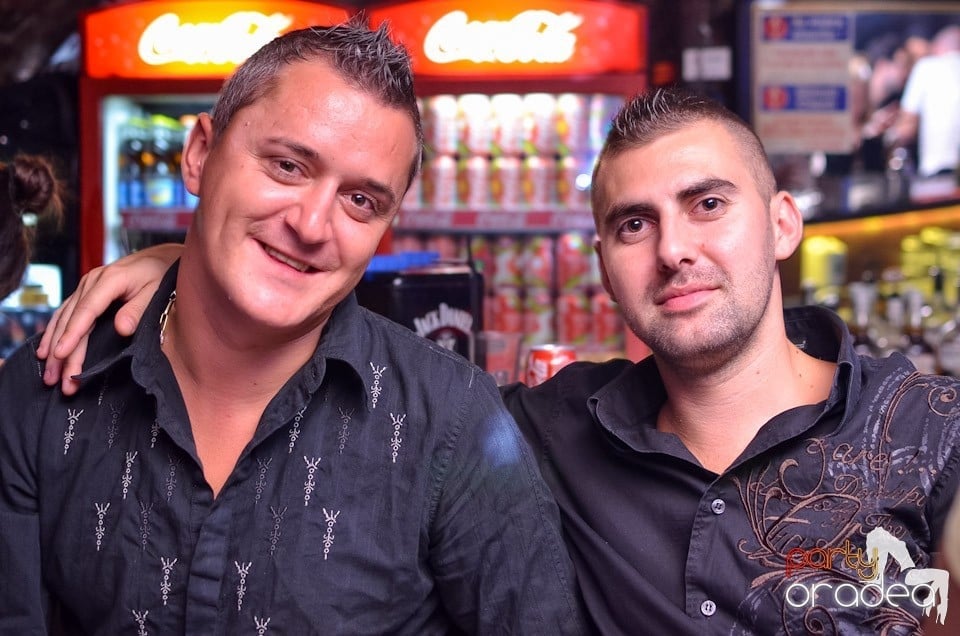 O nouă petrecere în Club Escape, 