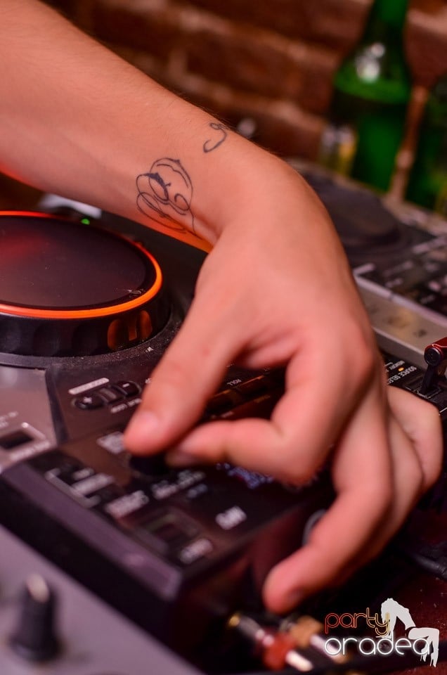 O nouă petrecere în Club Escape, 