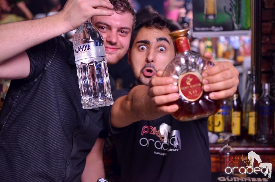 O nouă petrecere în Club Escape, 