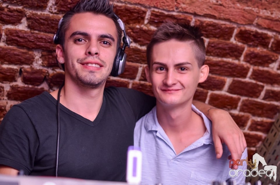 O nouă petrecere în Club Escape, 