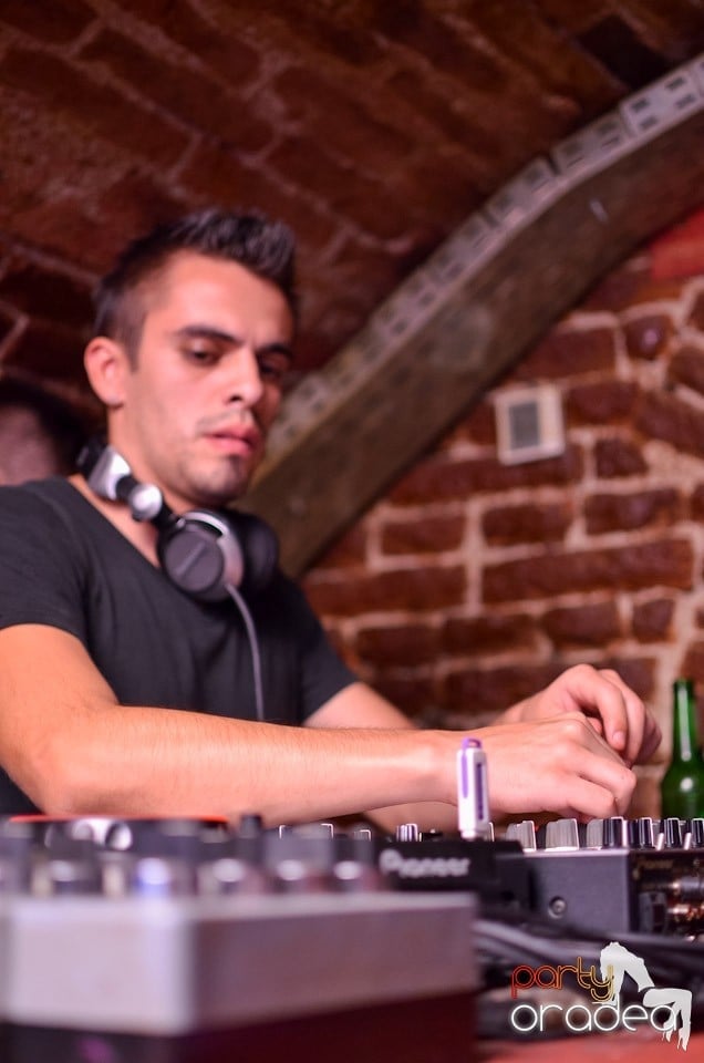 O nouă petrecere în Club Escape, 