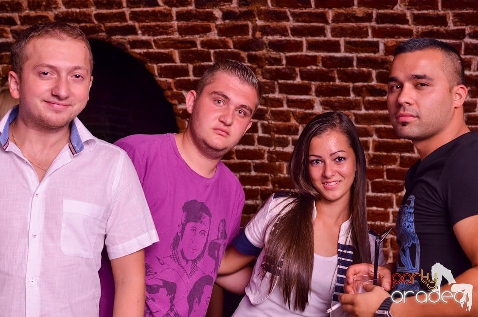 O nouă petrecere în Club Escape, 