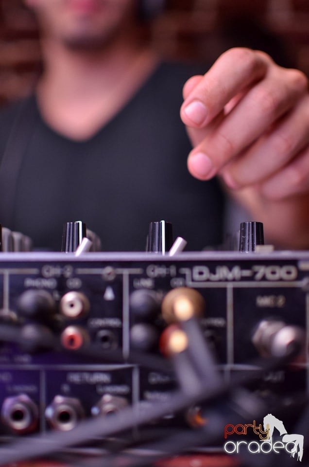 O nouă petrecere în Club Escape, 