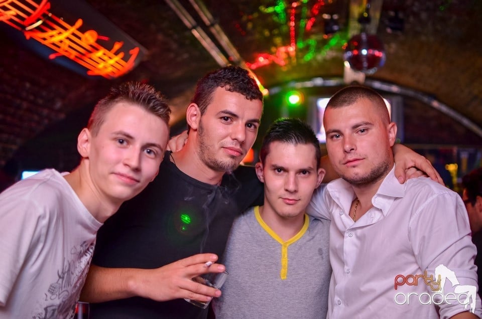 O nouă petrecere în Club Escape, 