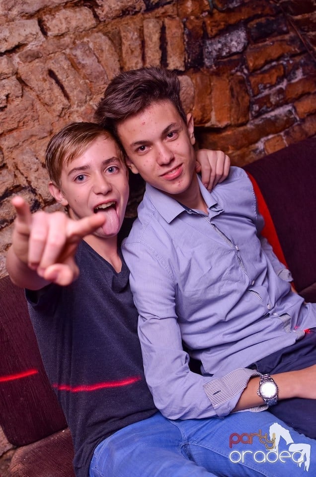 O nouă petrecere în Club Escape, 