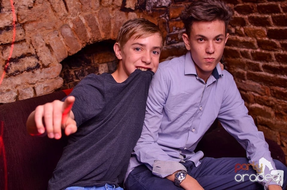 O nouă petrecere în Club Escape, 