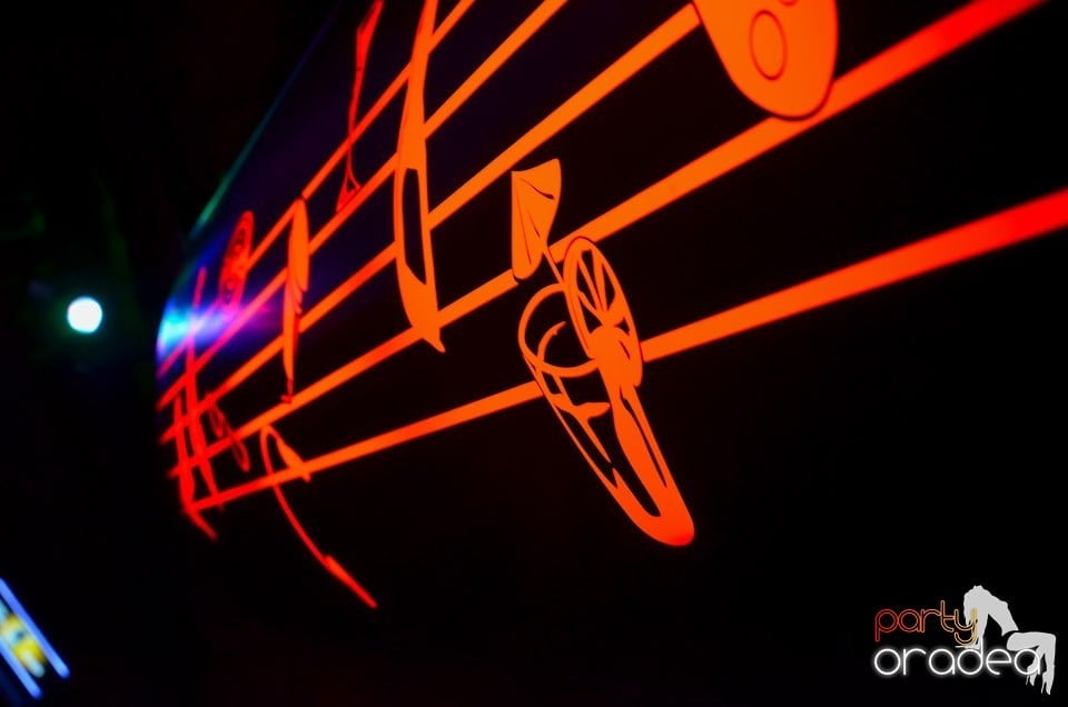 O nouă petrecere în Club Escape, 