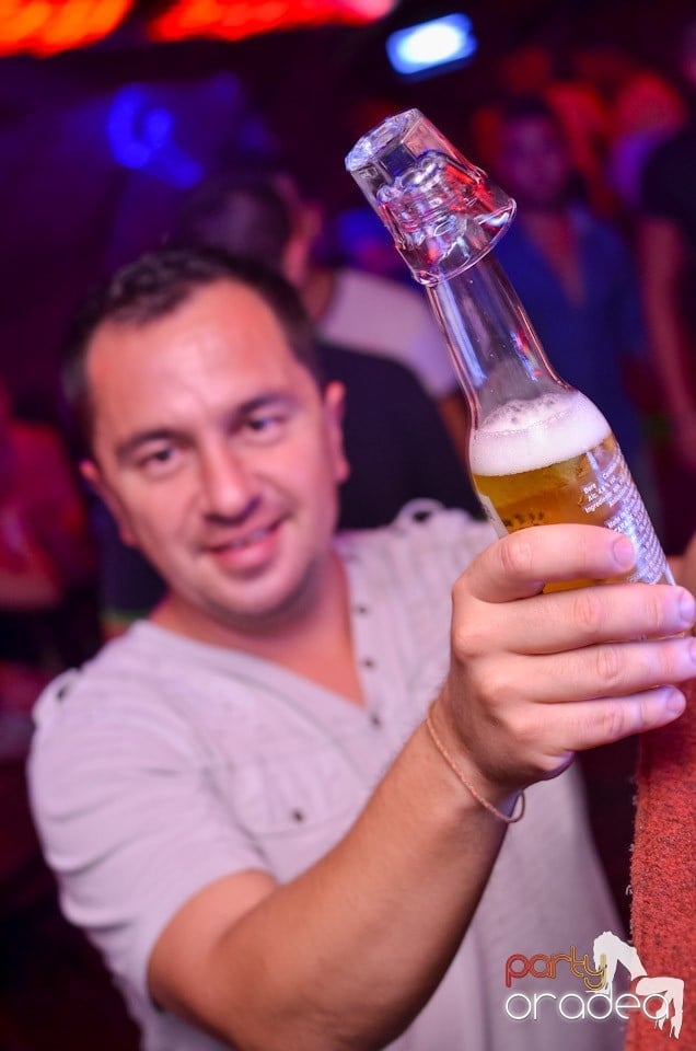 O nouă petrecere în Club Escape, 