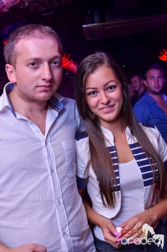 O nouă petrecere în Club Escape, 