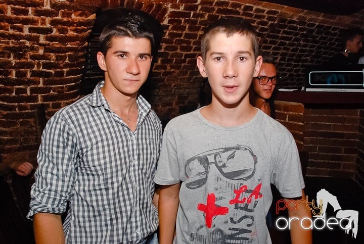 O petrecere incendiară în Club Escape, 