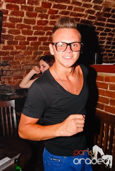 O petrecere incendiară în Club Escape, 