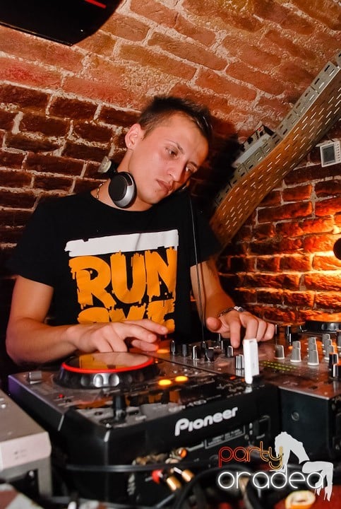 O petrecere incendiară în Club Escape, 