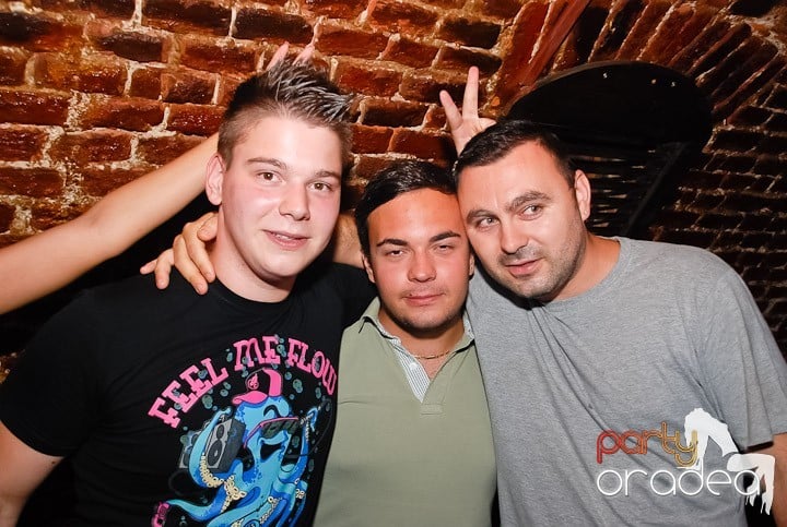 O petrecere incendiară în Club Escape, 