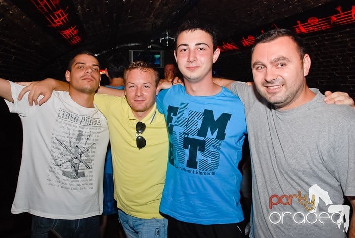 O petrecere incendiară în Club Escape, 