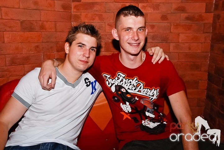 O petrecere incendiară în Club Escape, 