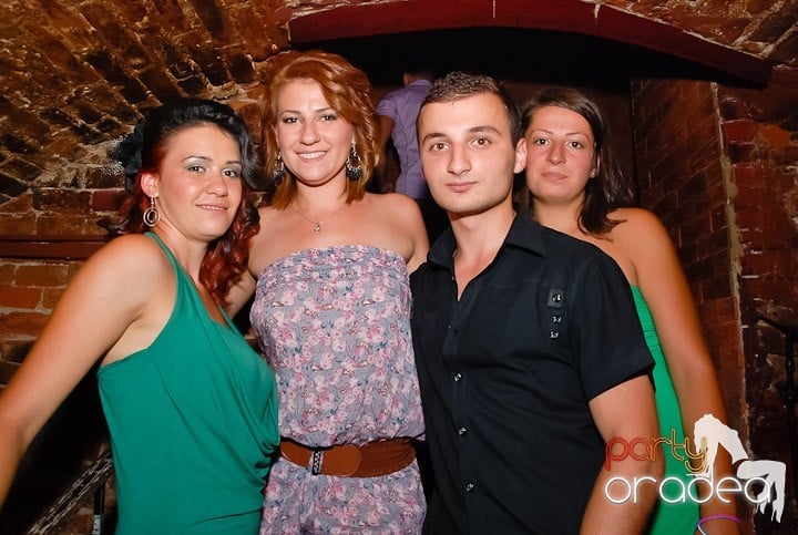 O petrecere incendiară în Club Escape, 