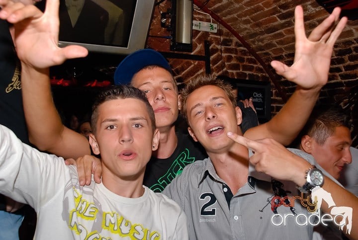 O petrecere incendiară în Club Escape, 