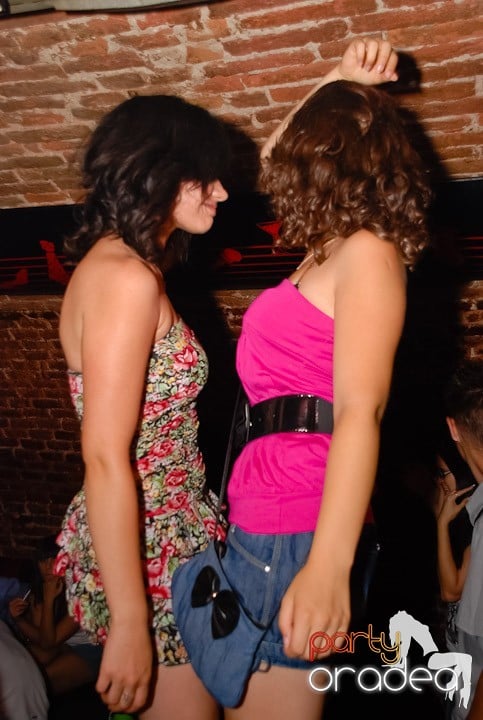 O petrecere incendiară în Club Escape, 