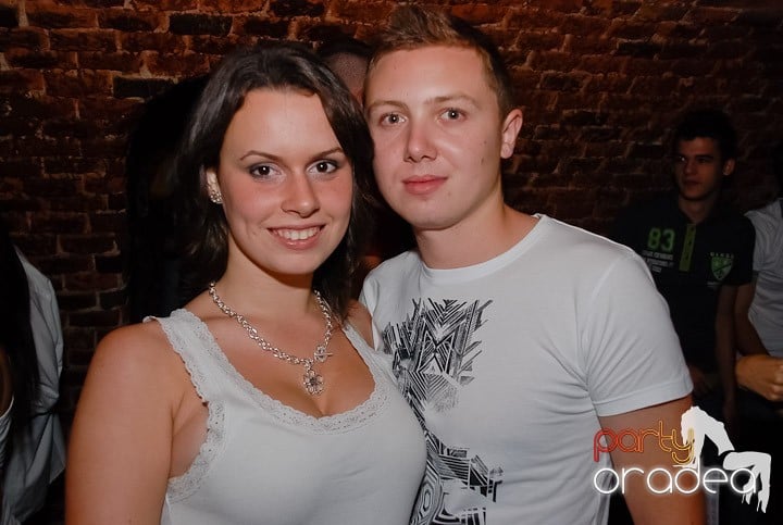 O petrecere incendiară în Club Escape, 