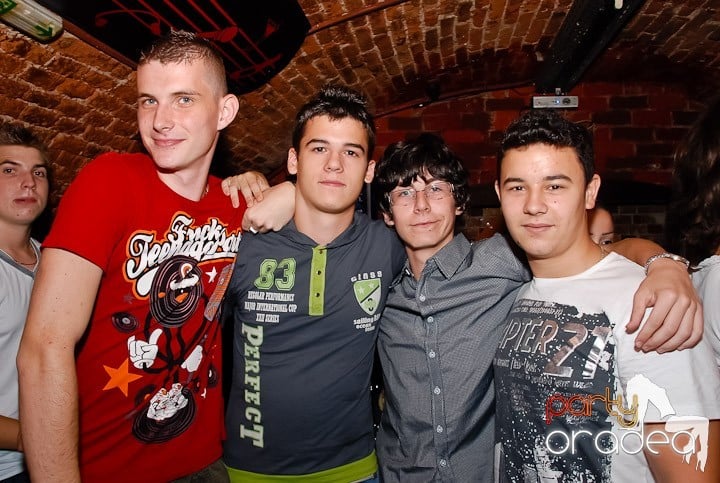 O petrecere incendiară în Club Escape, 