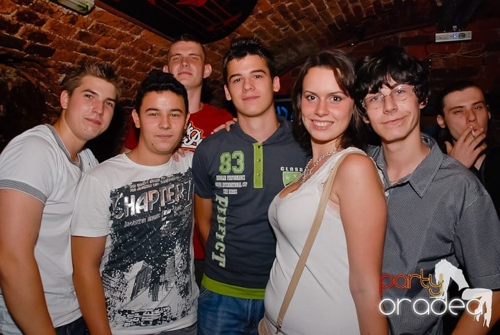 O petrecere incendiară în Club Escape, 