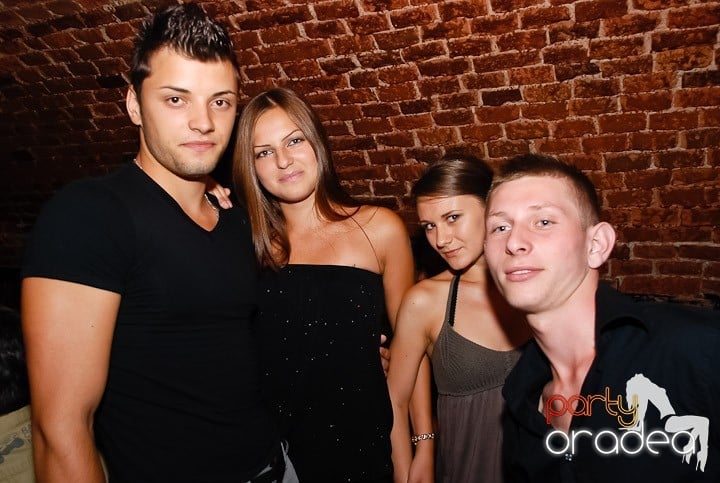 O petrecere incendiară în Club Escape, 