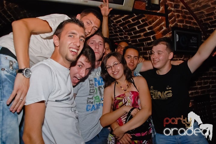 O petrecere incendiară în Club Escape, 