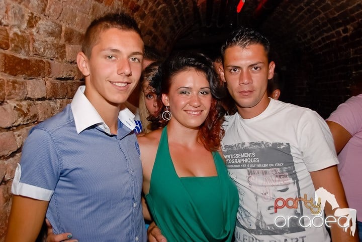 O petrecere incendiară în Club Escape, 