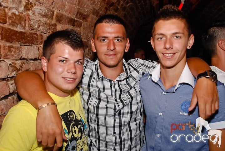 O petrecere incendiară în Club Escape, 