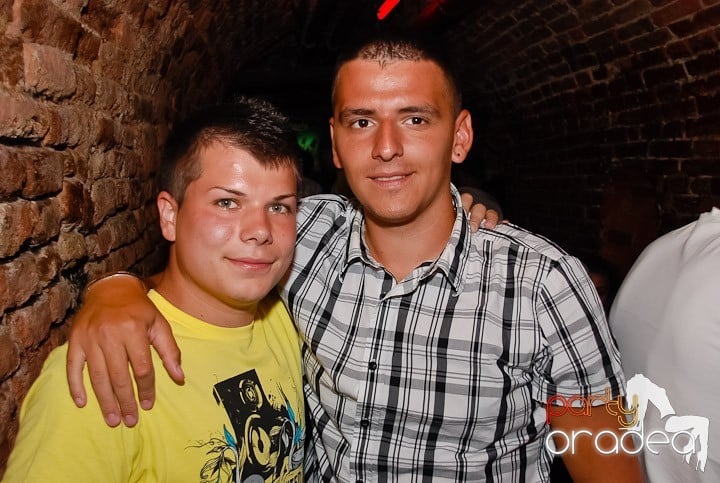 O petrecere incendiară în Club Escape, 