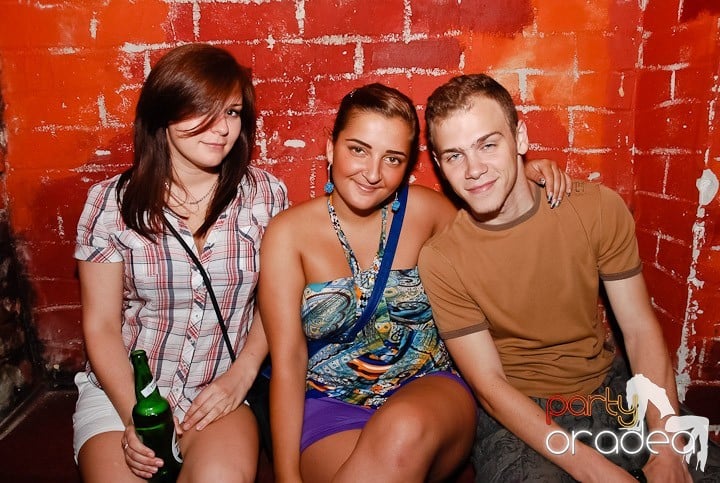 O petrecere incendiară în Club Escape, 