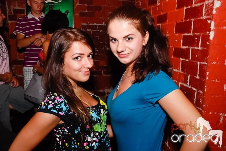 O petrecere incendiară în Club Escape, 