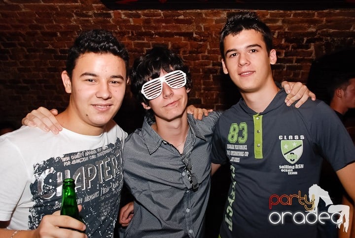 O petrecere incendiară în Club Escape, 