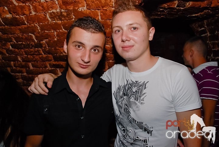 O petrecere incendiară în Club Escape, 