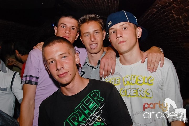 O petrecere incendiară în Club Escape, 